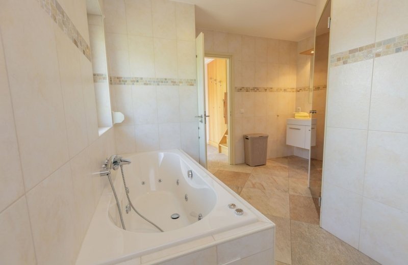 Jacuzzihuisje in de natuur jasmijn 28