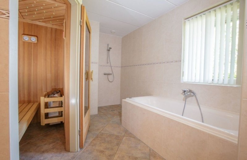 Jacuzzihuisje in gelderland klaproos badkamer 1024x683